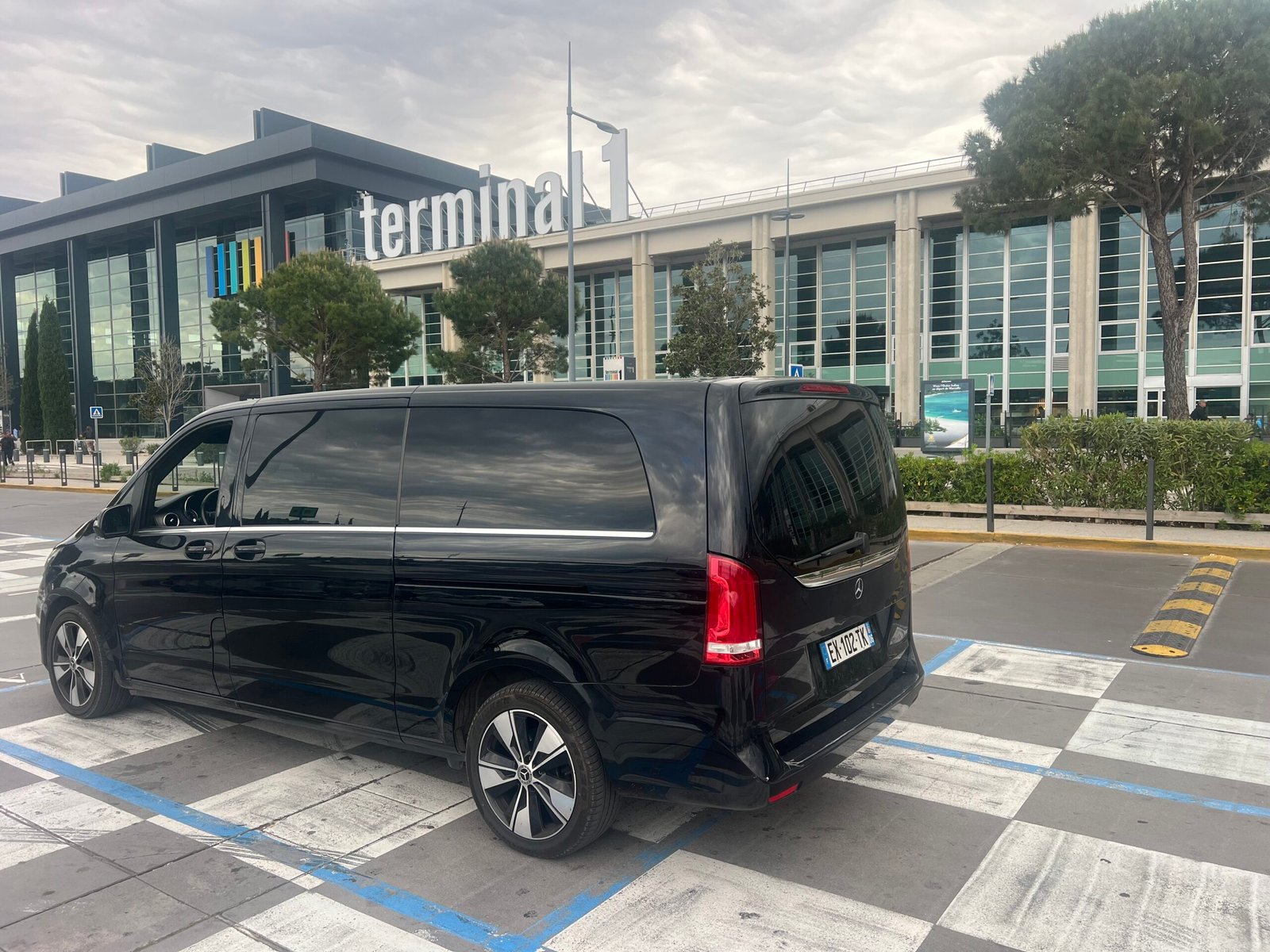 Mercedes Classe V Taxi Driver Connect devant le terminal 1 de l'aéroport Marseille Provence – transfert privé VTC