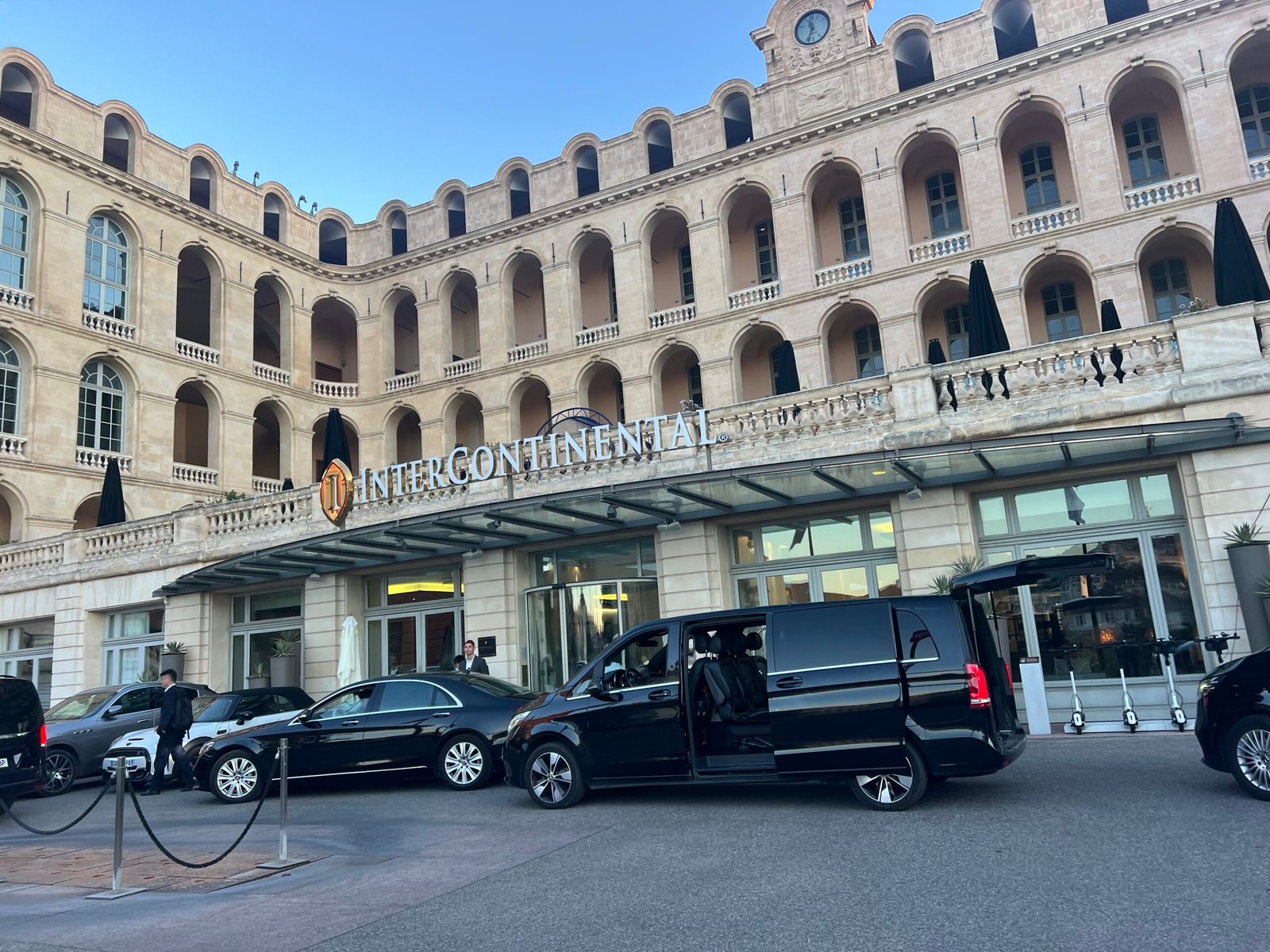 Véhicules avec chauffeur privé VTC devant un hôtel à Marseille pour événements et transferts
