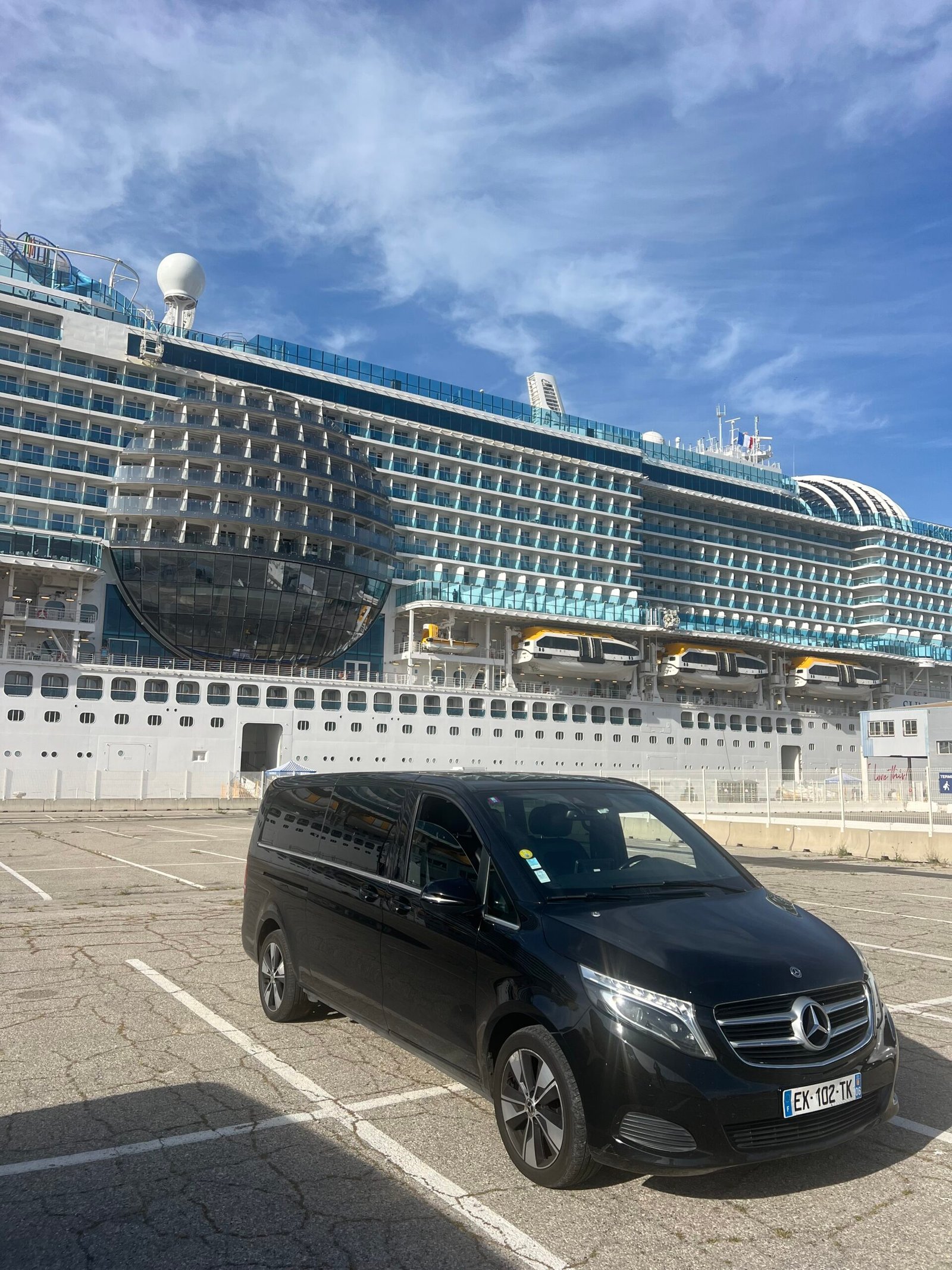 Chauffeur VTC Mercedes Classe V au port de croisière de Marseille pour transferts privés